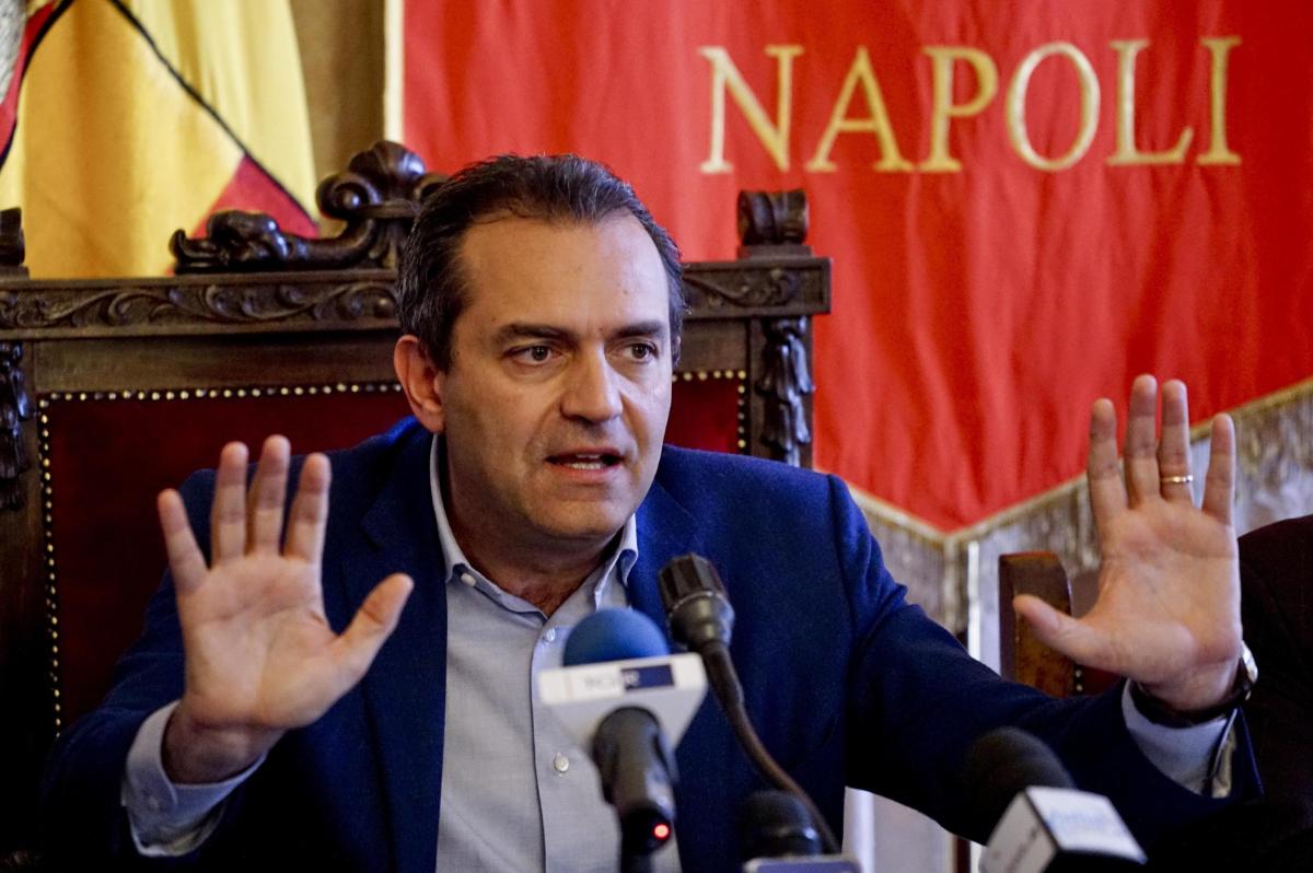 Il M5S accusa il Sindaco De Magistris: “Il consiglio comunale di Napoli non esiste più”